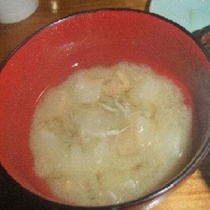 相変わらず、味噌汁生活してます。
コープのお豆腐がなくなったら、お麩と冷凍にしてある舞茸が大活躍です。
ごちそうさま！！